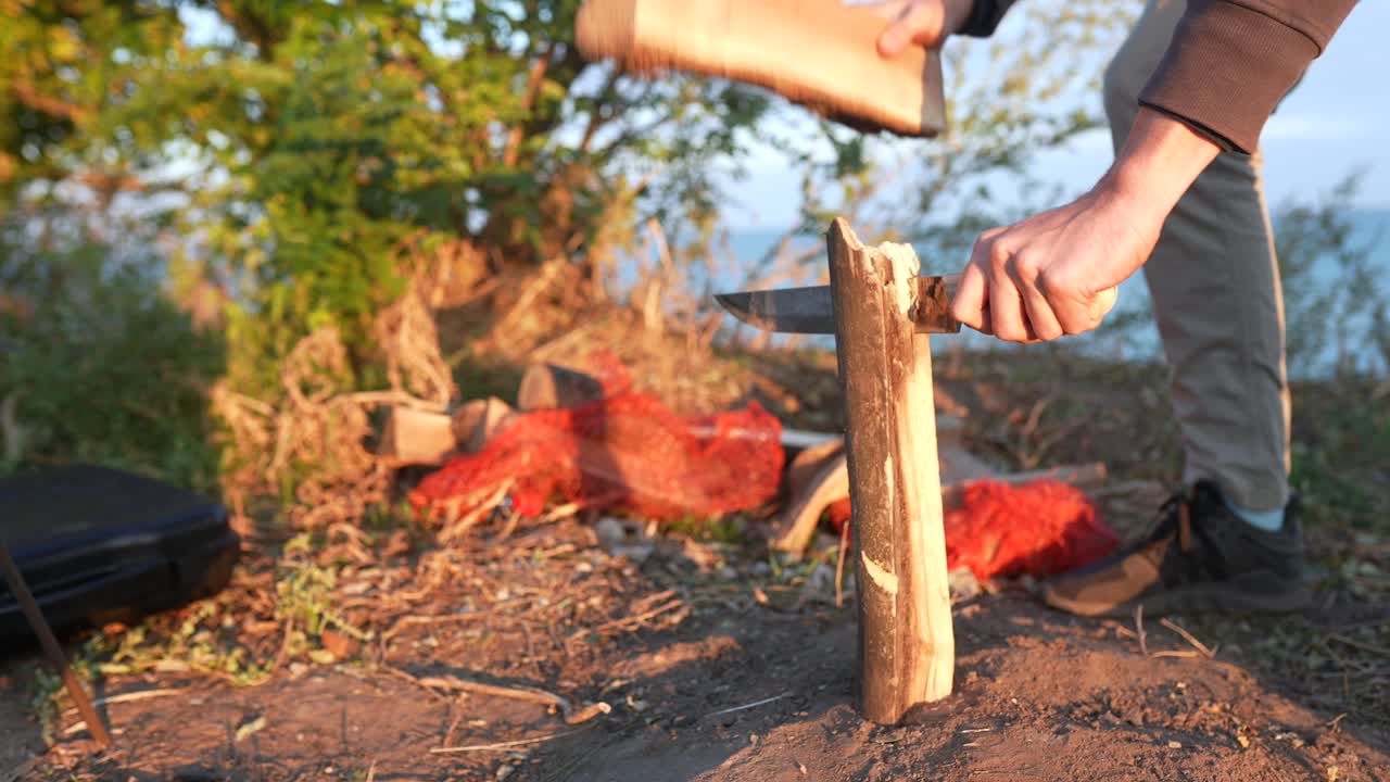 캠프 불 을 위해 나무를 잘라내는 사람
