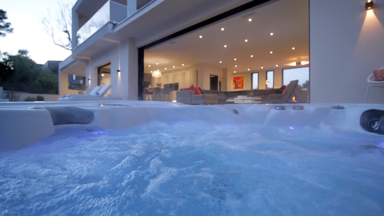 lenta toma reveladora de una mansión de lujo con un spa corriendo afuera en sete, francia