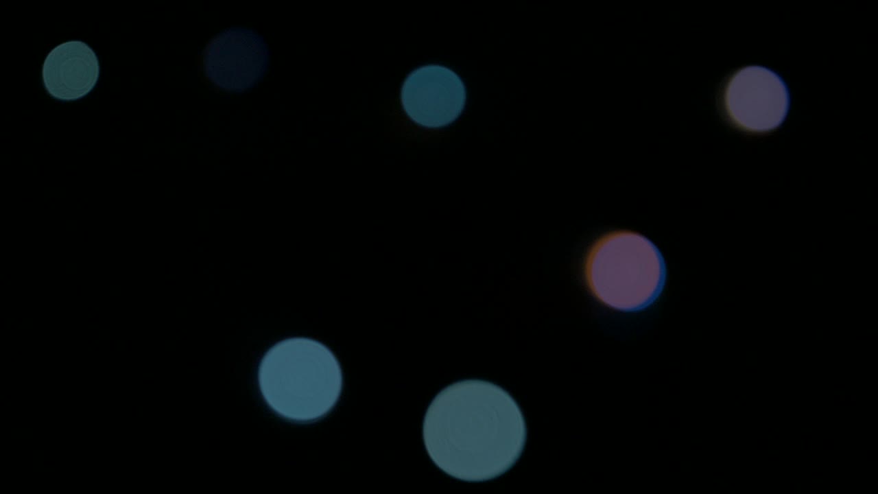 파란색 초점을 맞추지 않은 배경 크리스마스 불빛이 천천히 박이는 4k 3840x2160 울트라하드 영상 - 어 속의 파란색 크리스마스 불 불빛 4k 2160p uhd 비디오