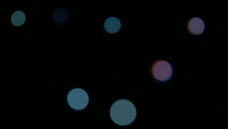 luces de navidad desfocalizadas azules de fondo parpadeando lentamente 4k 3840x2160 imágenes ultrahd - luces azules de bombillas de navidad en la oscuridad 4k 2160p video uhd