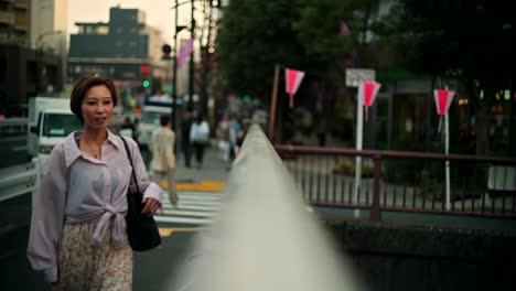 mujer caminando por un puente de la ciudad