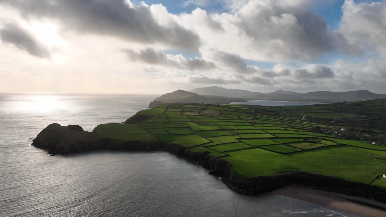 Entrada a la épica tierra de Irlanda al puerto de Dingle, tarde de invierno desde la bahía de Kenmare
