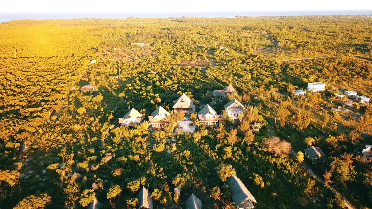 100만 달러 뒤로 천천히 가라앉으면서 틸트다운 드론샷