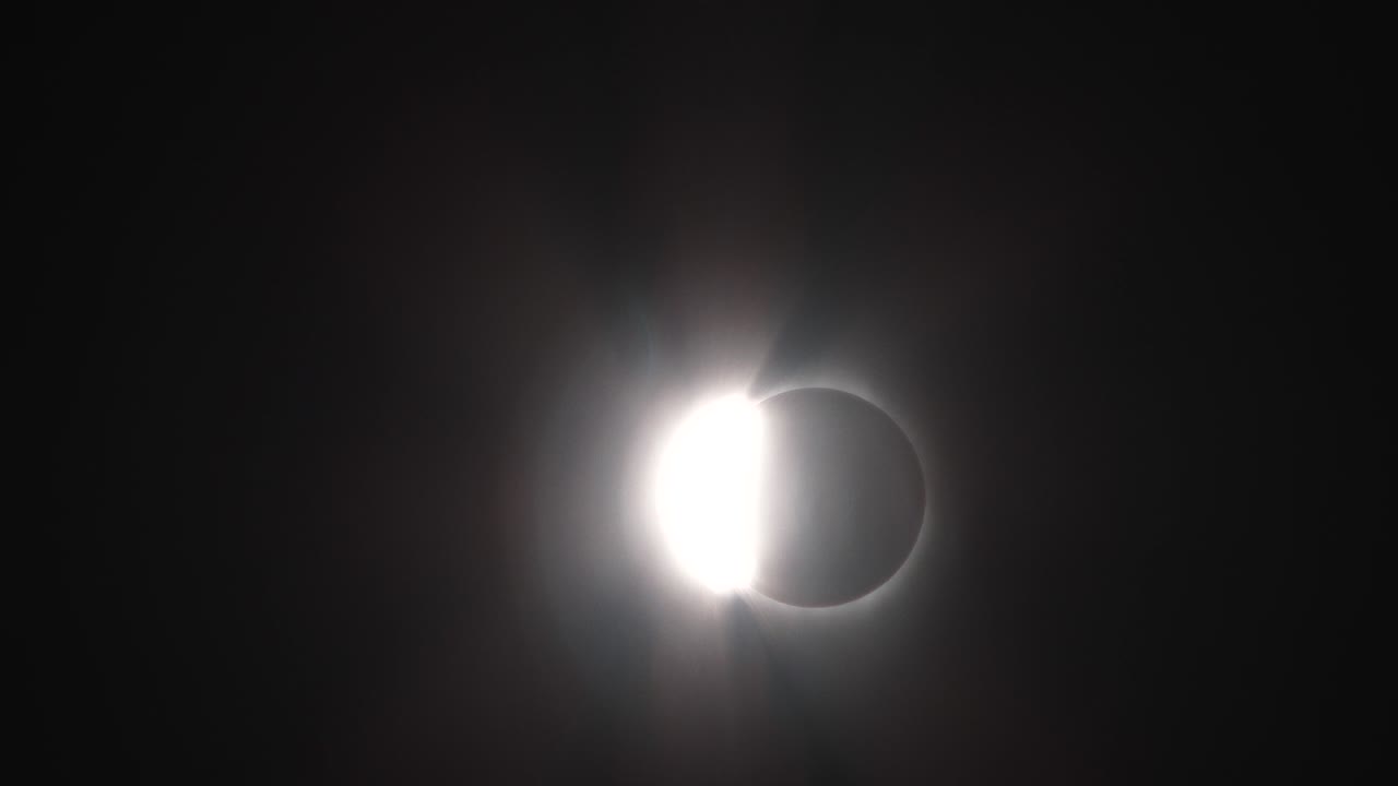 totalidad a llamarada solar durante el eclipse