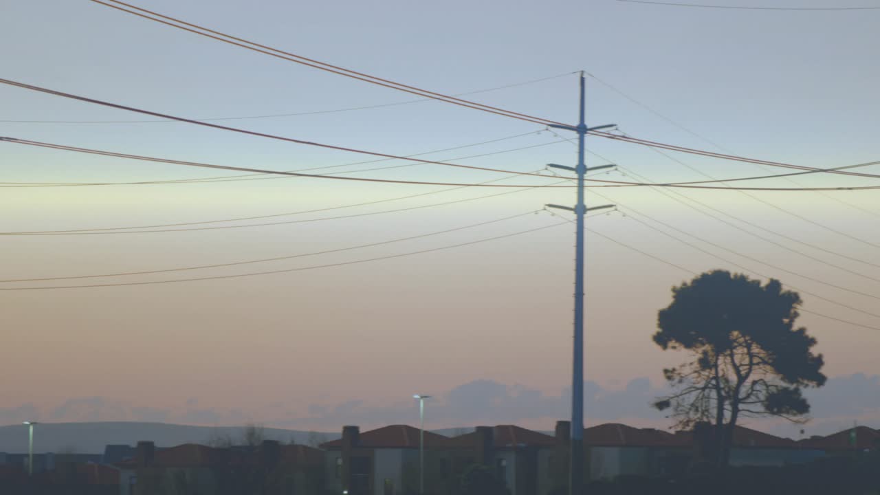 cayendo el crepúsculo, cámara haciendo un barrido hacia la derecha, poste que une torres, superposición de datos en aumento, cuadrícula de mapeo