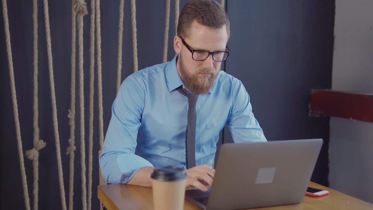 hombre de negocios trabajando en una computadora portátil en un café