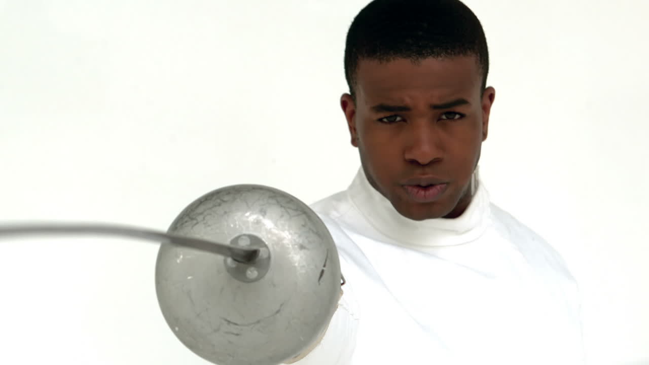 펜싱 을 연습 하는 남자