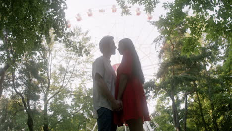 Couple-in-love-at-the-park