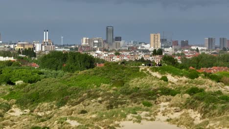 Leute,-Die-Vom-Hügelstrand-Aus-Zuschauen,-Mit-Herrlichem-Blick-Auf-Den-Haag,-Niederlande