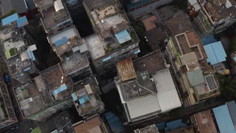 volar sobre los viejos techos oxidados de los edificios del distrito de dongshankou de la ciudad de guangzhou