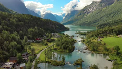 Hermosa-Naturaleza-Paisaje-Natural-De-Noruega.-Imágenes-Aéreas-Del-Lago-Lovatnet-Valle-De-Lodal.