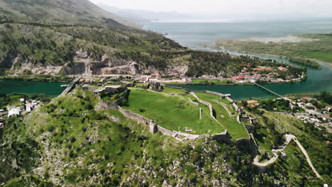 Schöne-Panoramische-Luftaufnahme-Einer-Burgruine-Auf-Einem-Hügel