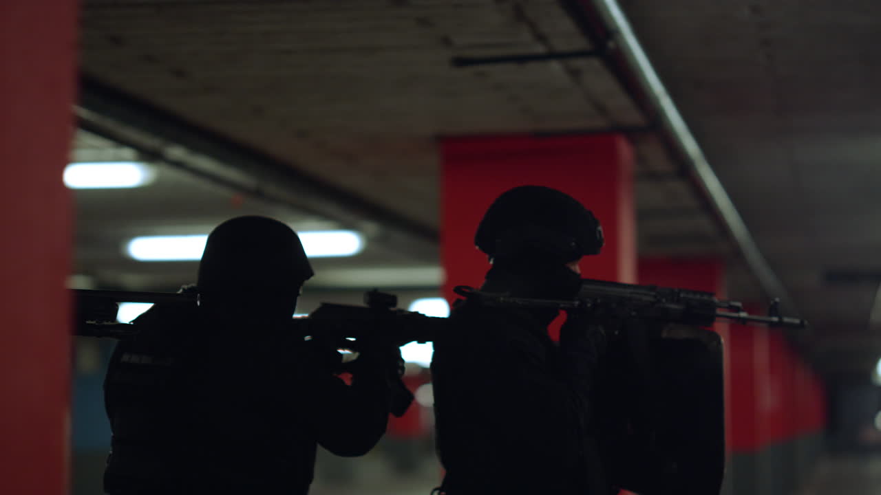 escuadrón de fuerzas especiales en uniforme inspeccionando el territorio contra la amenaza del terrorismo