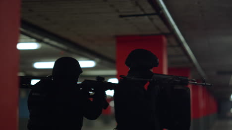 escuadrón de fuerzas especiales en uniforme inspeccionando el territorio contra la amenaza del terrorismo