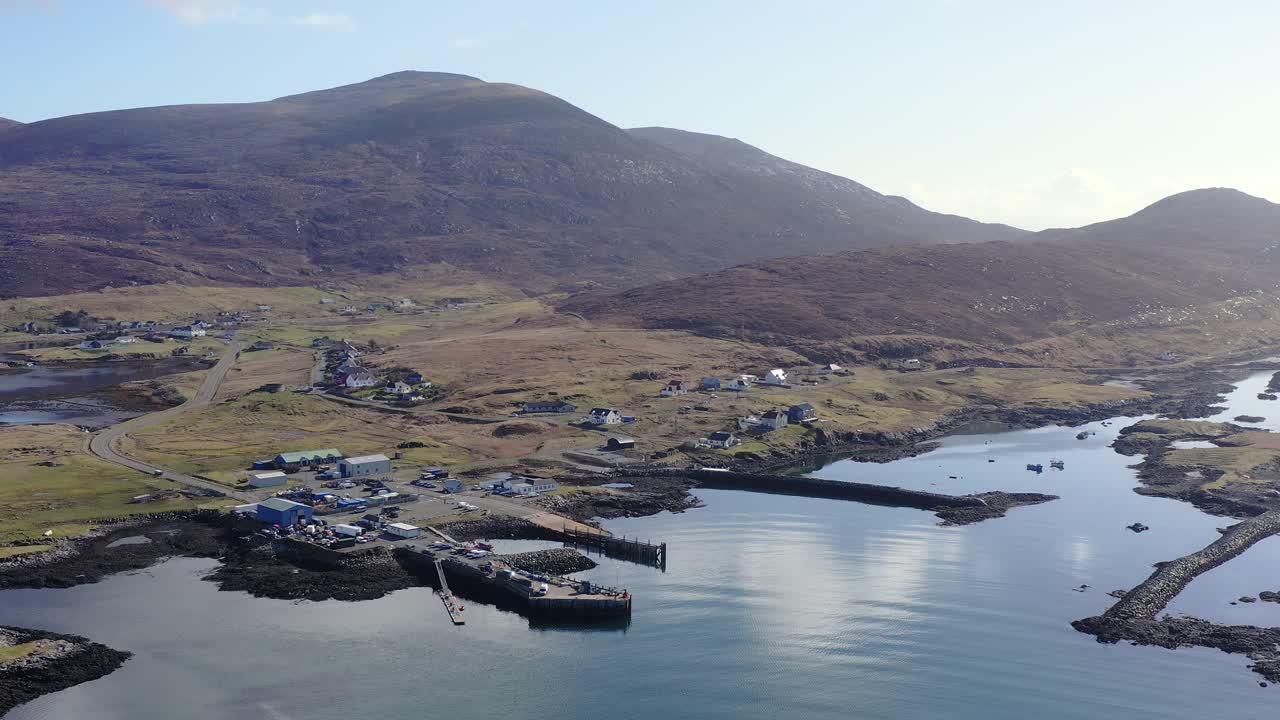 Ripresa con drone delle colline che circondano il villaggio di Leverburgh a Harris.