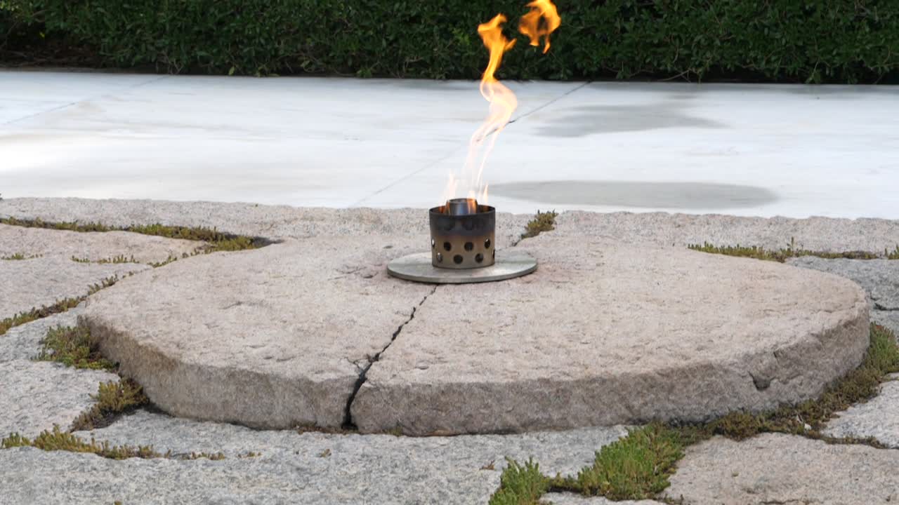 아를링턴 국립 묘지 (arlington national cemetery) 에 있는 jfk의 무덤 위에 있는 영원한 불꽃의 영상입니다.