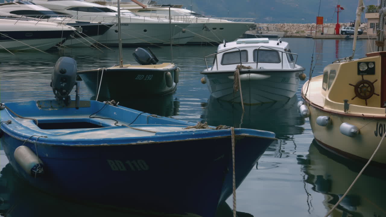 barcos en un puerto deportivo