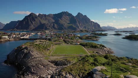 el estadio de fútbol noruega de lufoten en henningsvaer desde arriba.