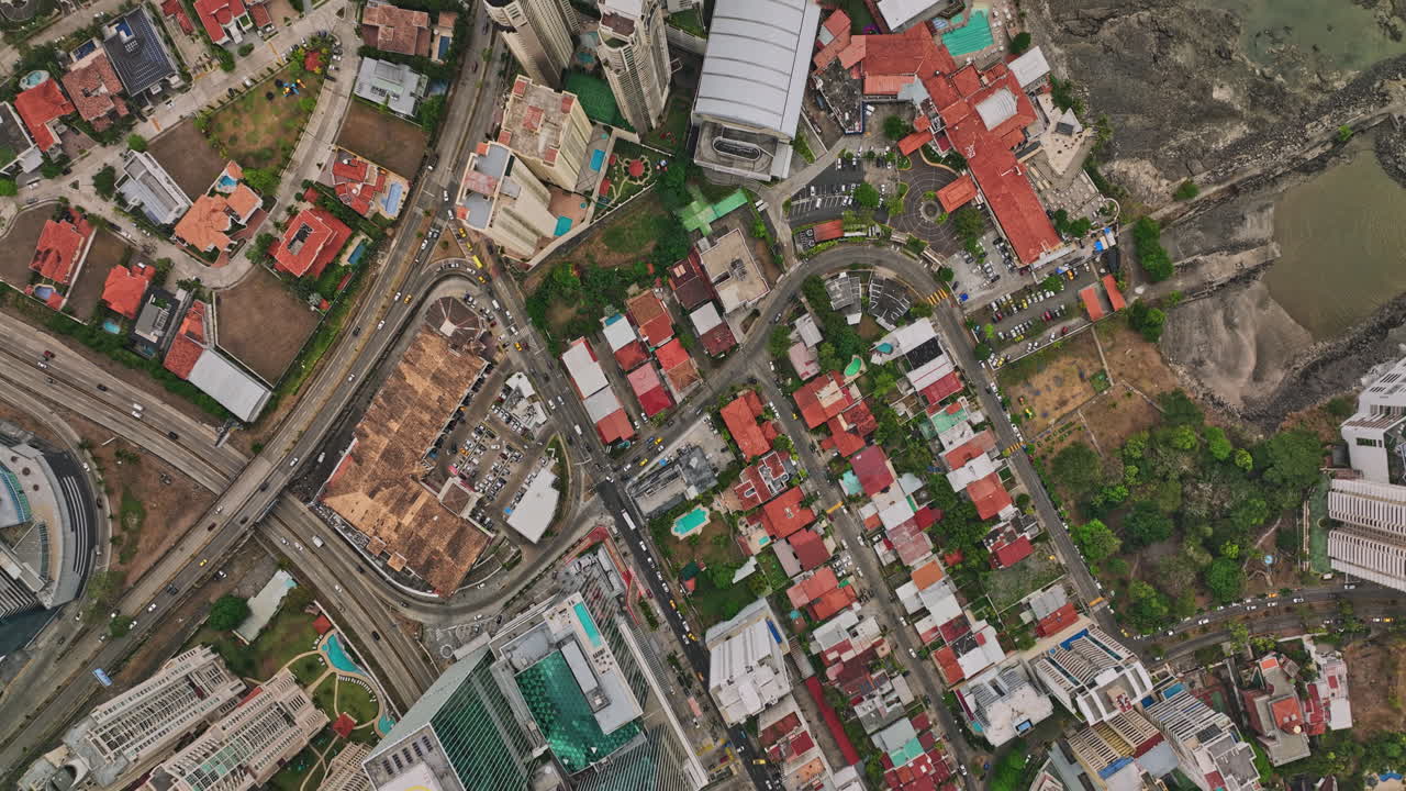 파나마 시티 항공 v13 수직 하향식 보기는 시내 푼타 파이틸라와 태평양 지역을 가로질러 해안가 타워를 캡처하는 바다 암초 섬을 향해 날아갑니다 - mavic 3 cine으로 촬영 - 2022년 3월