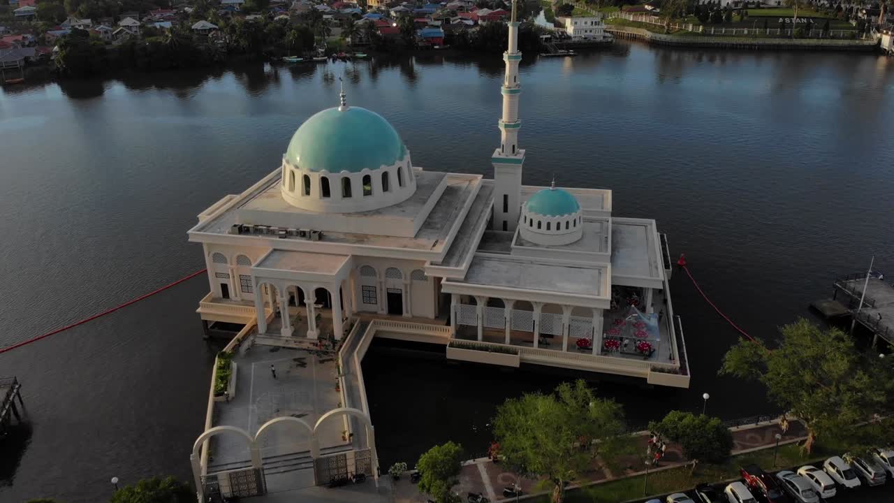 쿠칭의 아름다운 떠다니는 모스크의 공중 풍경