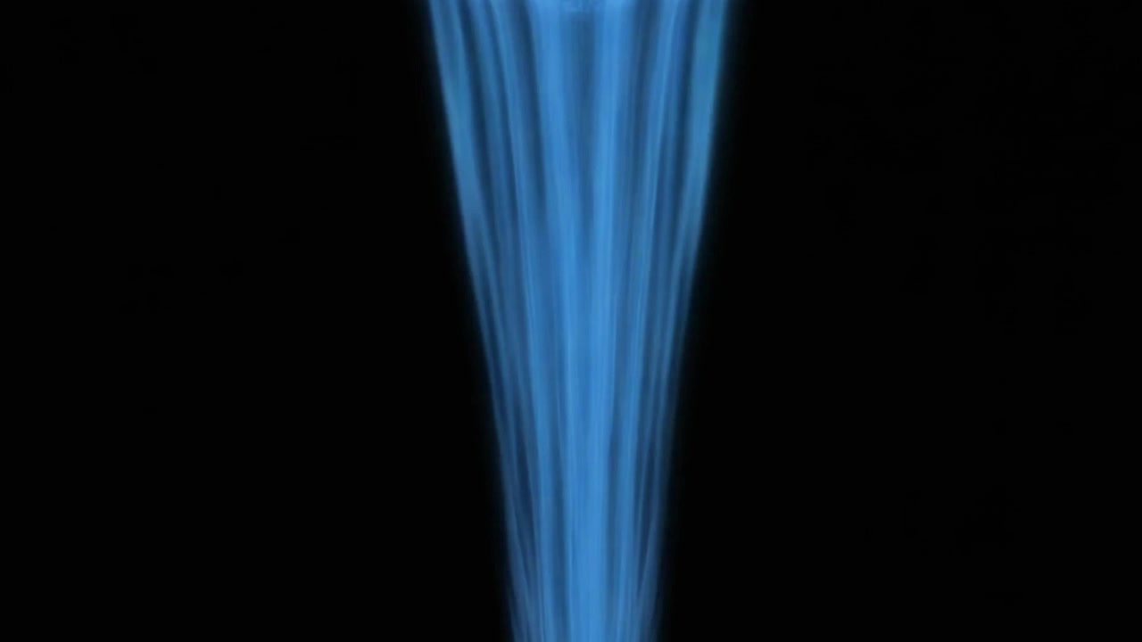Fascio di luce blu astratto che scorre verso il basso su sfondo nero