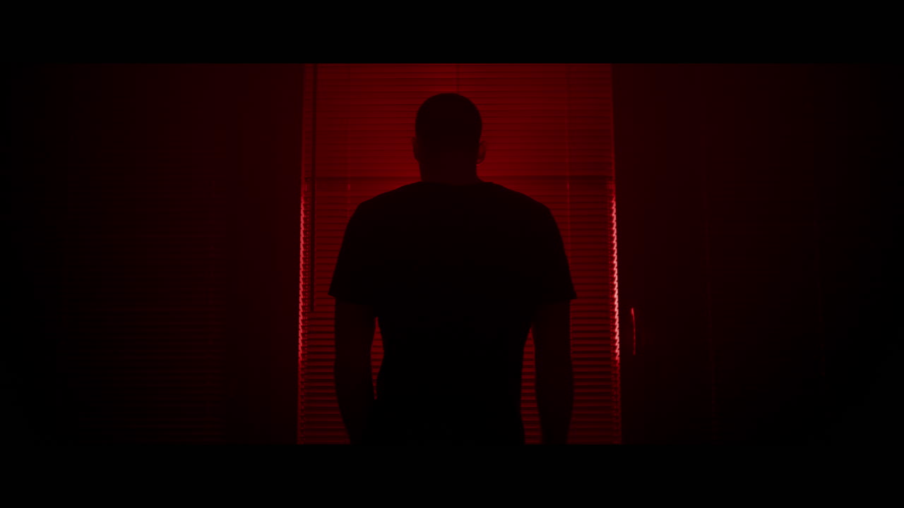 밤에 창밖을 바라보는 남자