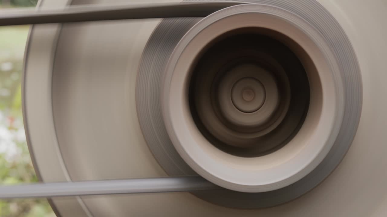 vista frontal, movimiento de la correa del tractor durante el arranque.