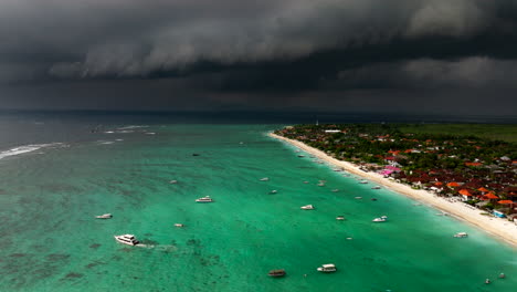nubes oscuras durante una tormenta en la isla de nusa lembongan en bali, indonesia