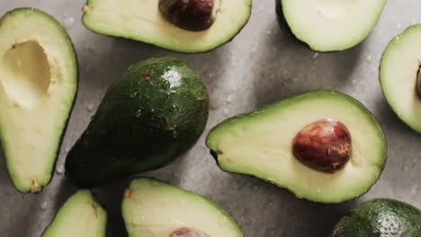 micro vídeo de primer plano de aguacates y gotas de agua con espacio para copiar