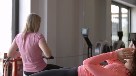 Mujer-Haciendo-Abdominales-Sobre-Una-Pelota-De-Fitness-En-Un-Gimnasio,-De-Cerca