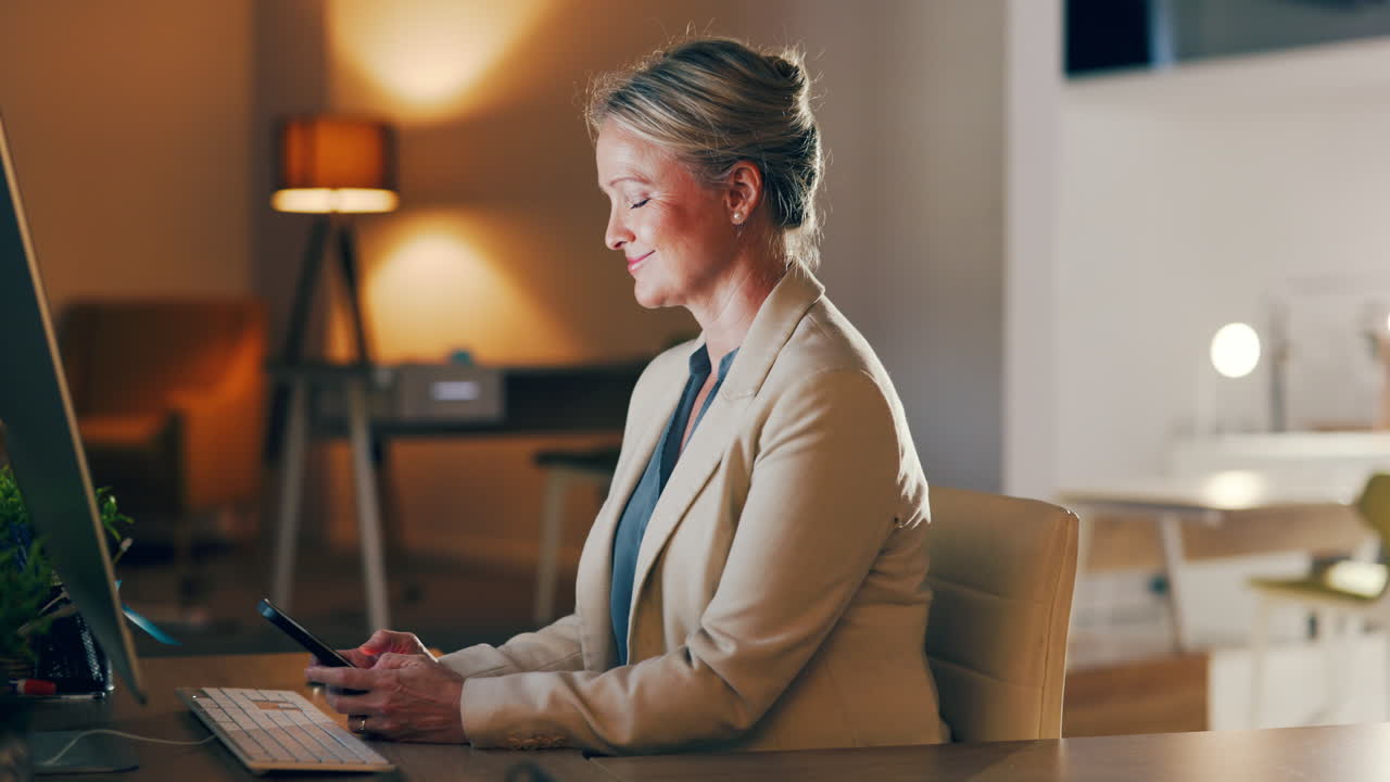 사업가 여성, 스마트폰으로 타이핑하고 있습니다.