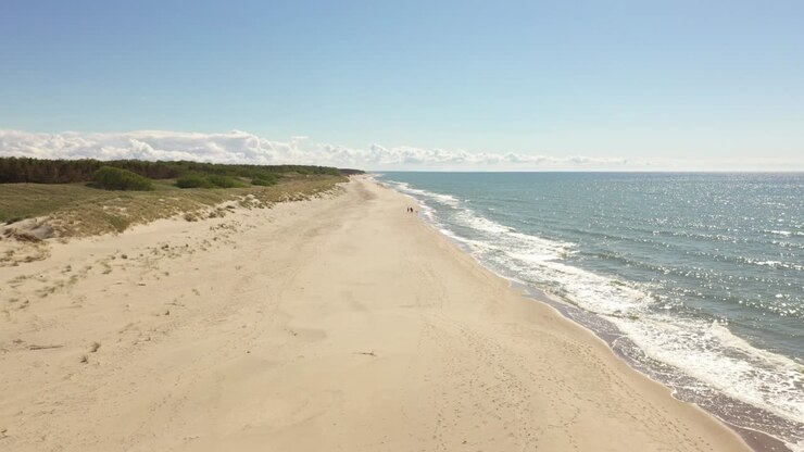 Kameraflug über dem Strand.