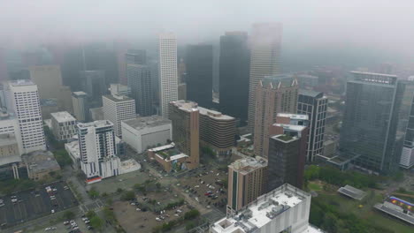 Vista-Aérea-Que-Rodea-El-Centro-De-Houston,-Texas,-EE.UU.,-Cubierta-De-Una-Espesa-Niebla.