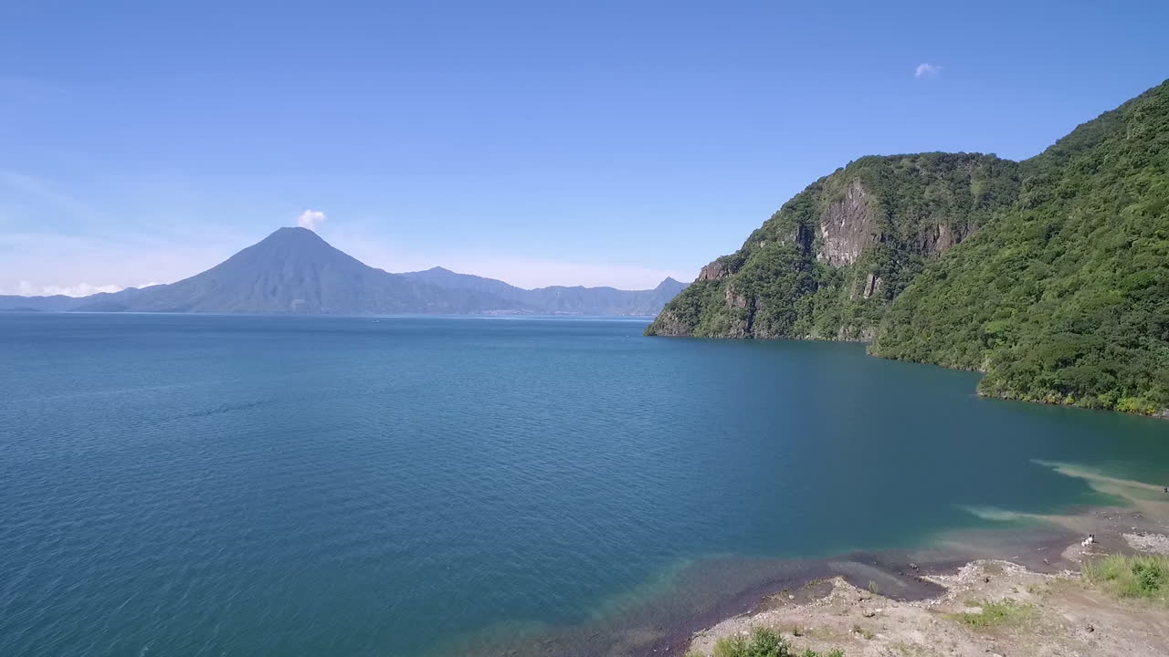 antena sobre el lago amatitlán en guatemala revela el volcán pacaya en la distancia 4