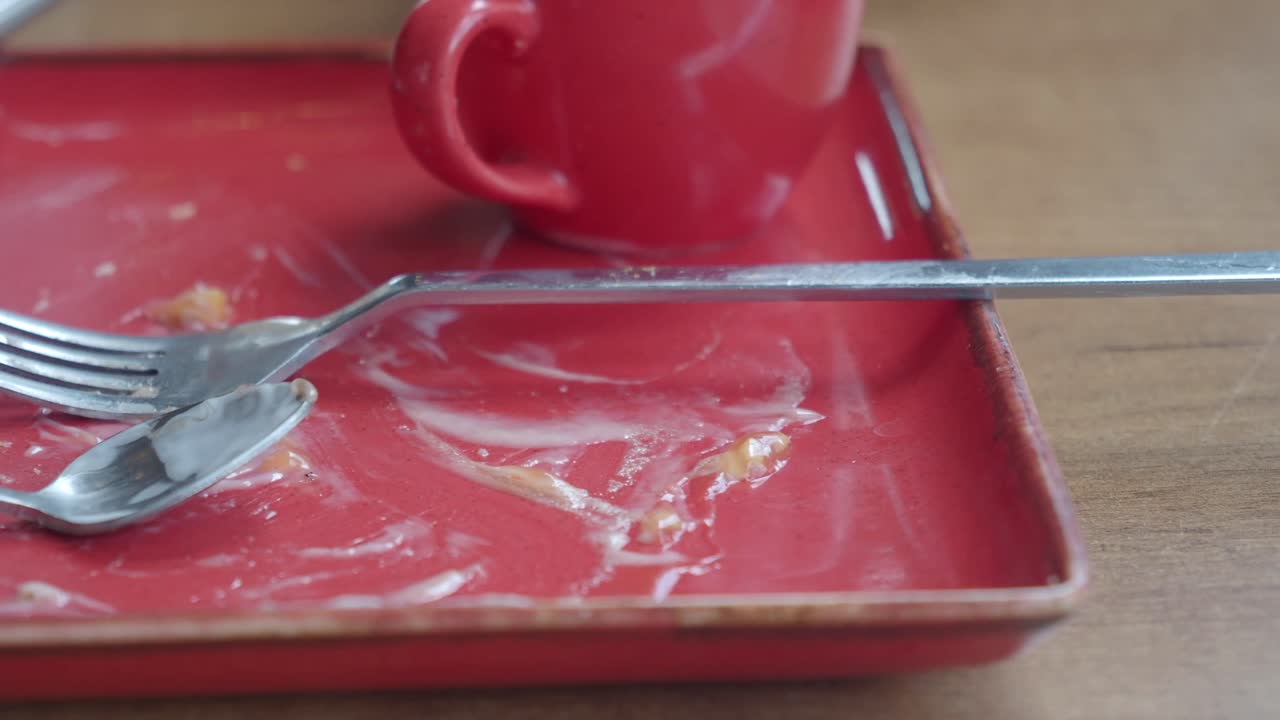 plato vacío con utensilios y sobras