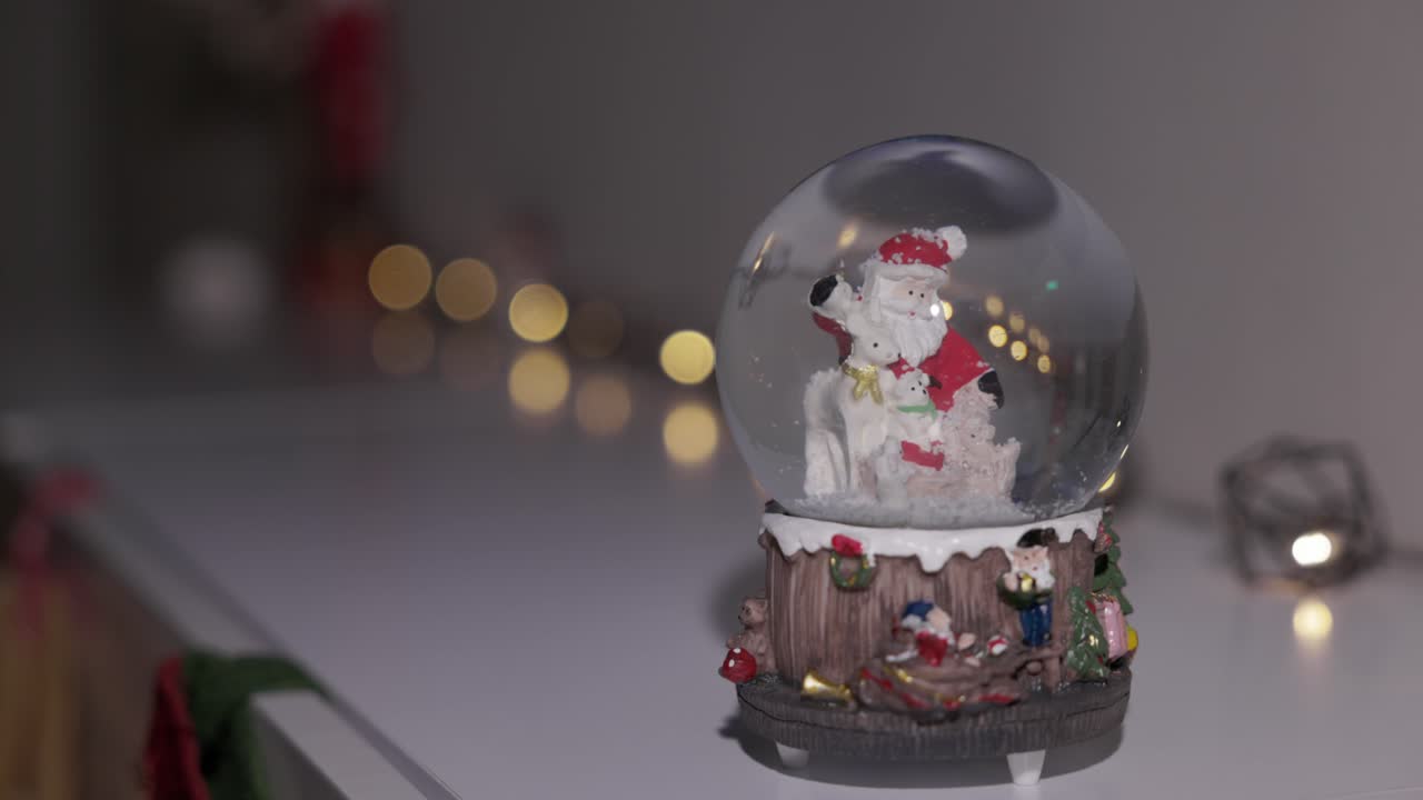 un globo de navidad, un clásico ornamento festivo - de cerca