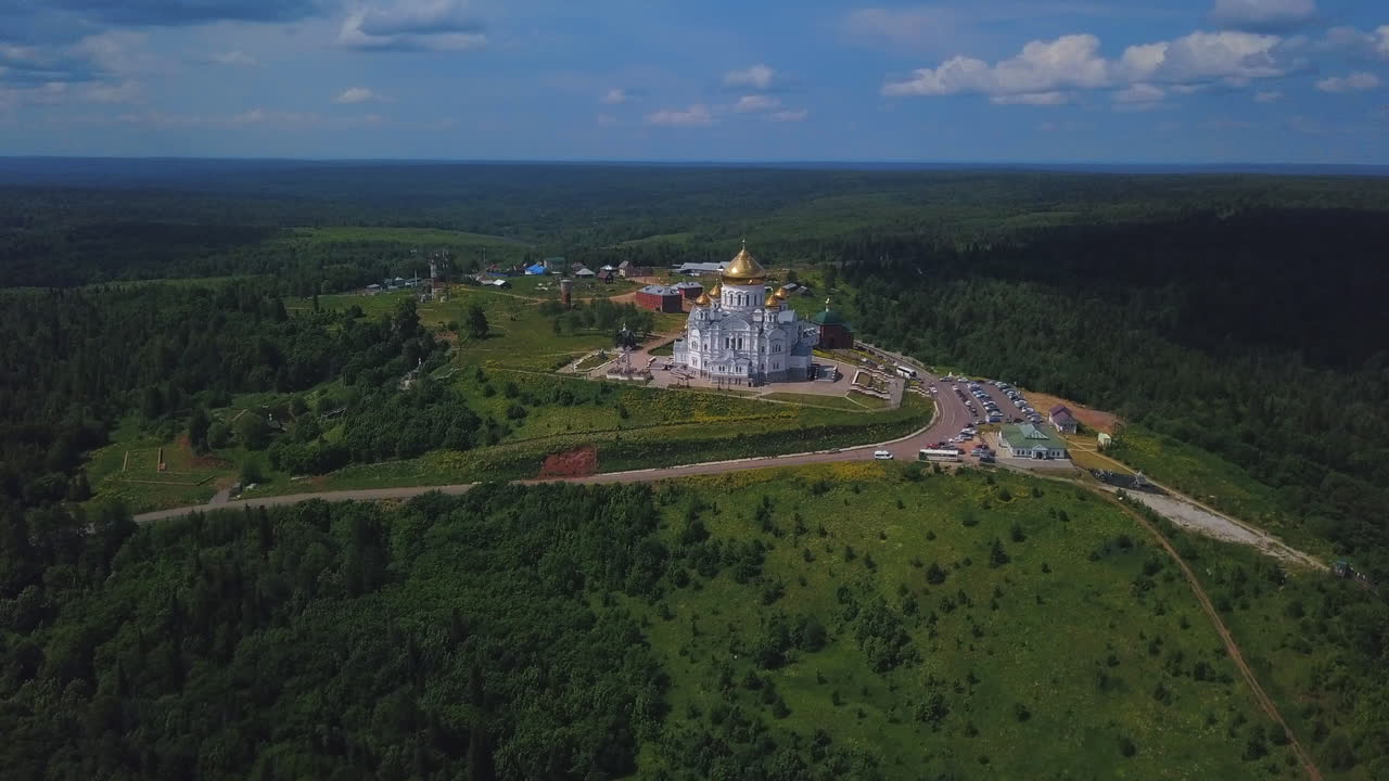 vista aérea de un monasterio ortodoxo ruso en una colina