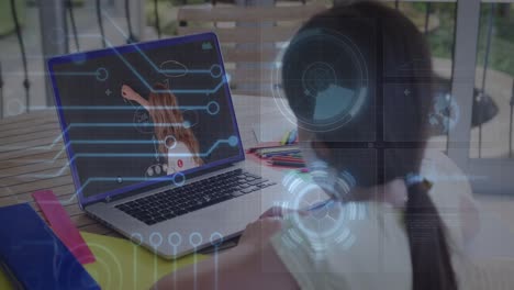 animación de escáner redondo y conexiones de microprocesador contra una chica que tiene una videollamada en una computadora portátil