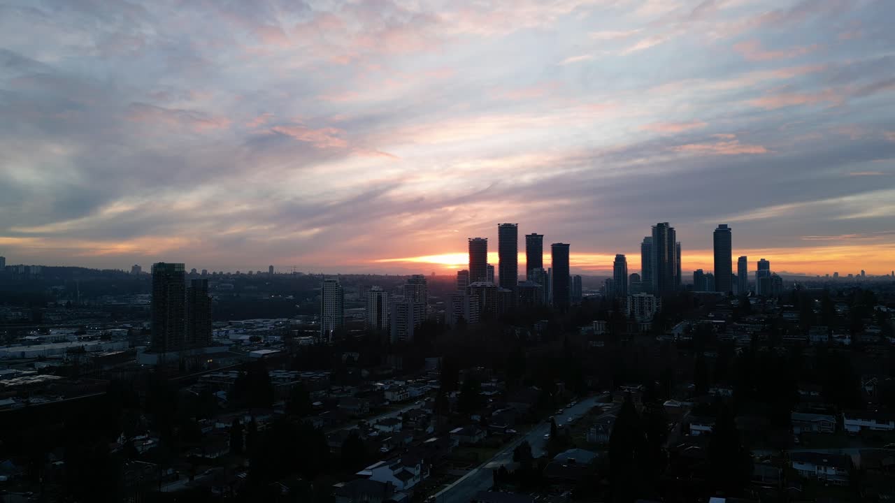 paisaje panorámico de la ciudad por la noche, colorido cielo al atardecer