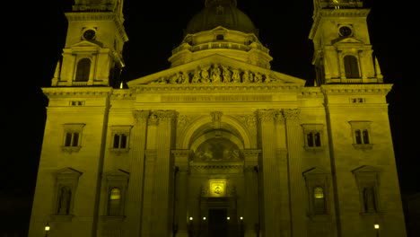 Nachtaufnahme-Von-St.-Stephansbasilika,-Budapest