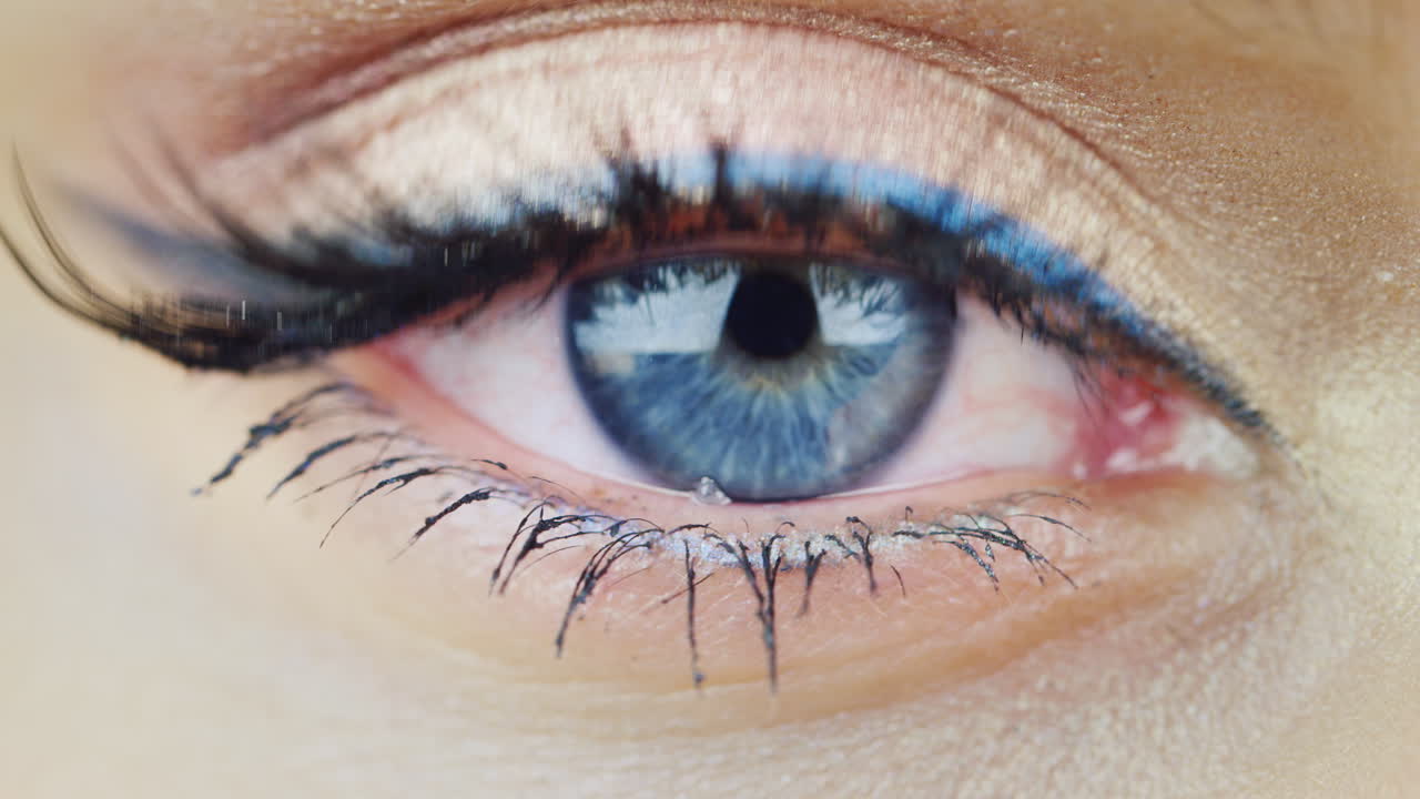 el ojo de una mujer joven con ojos azules mirando directamente video hd
