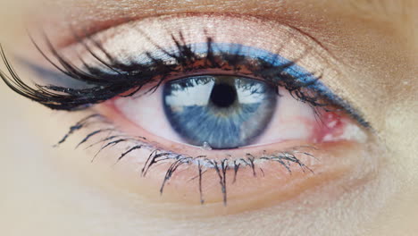 Das-Auge-Einer-Jungen-Frau-Mit-Blauen-Augen,-Die-Direkt-Auf-Hd-video-Schaut