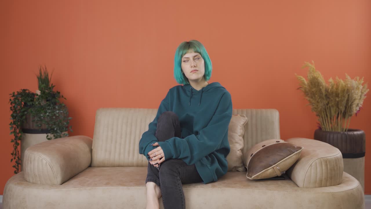 심리적 문제를 가진 젊은 여성이 집에서 혼자 있습니다.