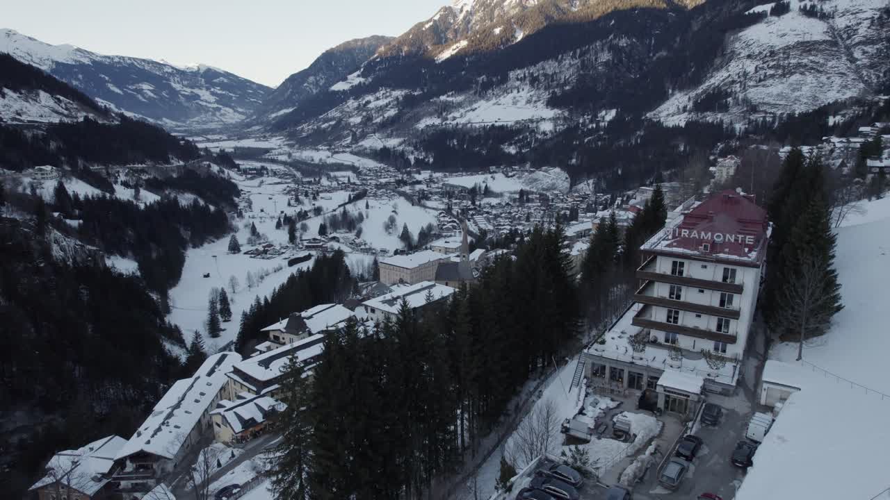drone filmando un hermoso paisaje invernal con un hotel en salzburgo, austria