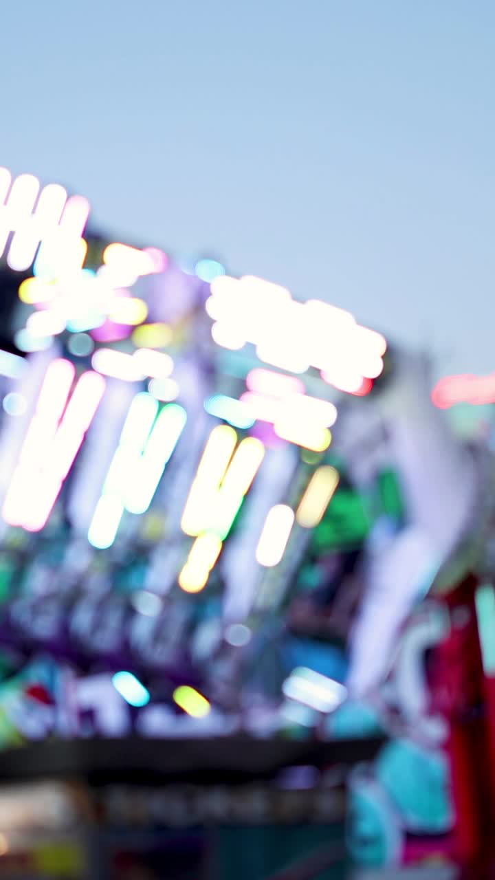 밤 에 회전 하는 다채로운 놀이 공원