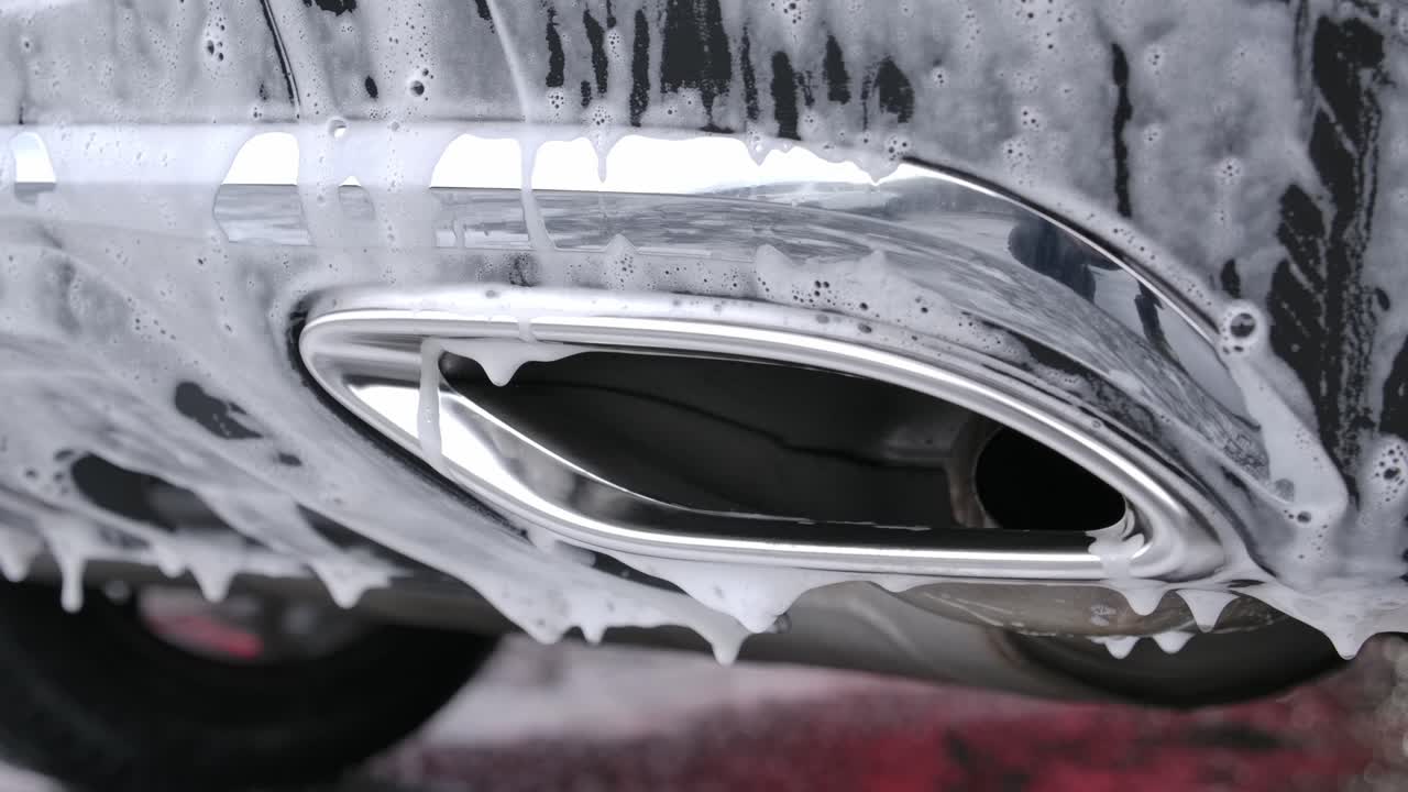 차의 뒷 버퍼와 배기가스에서 비누 거품이 흘러나옵니다.