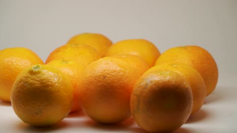 montón de naranjas maduras en la parte superior de la mesa - primer plano