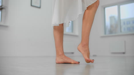 ballet dancer practicing pointe