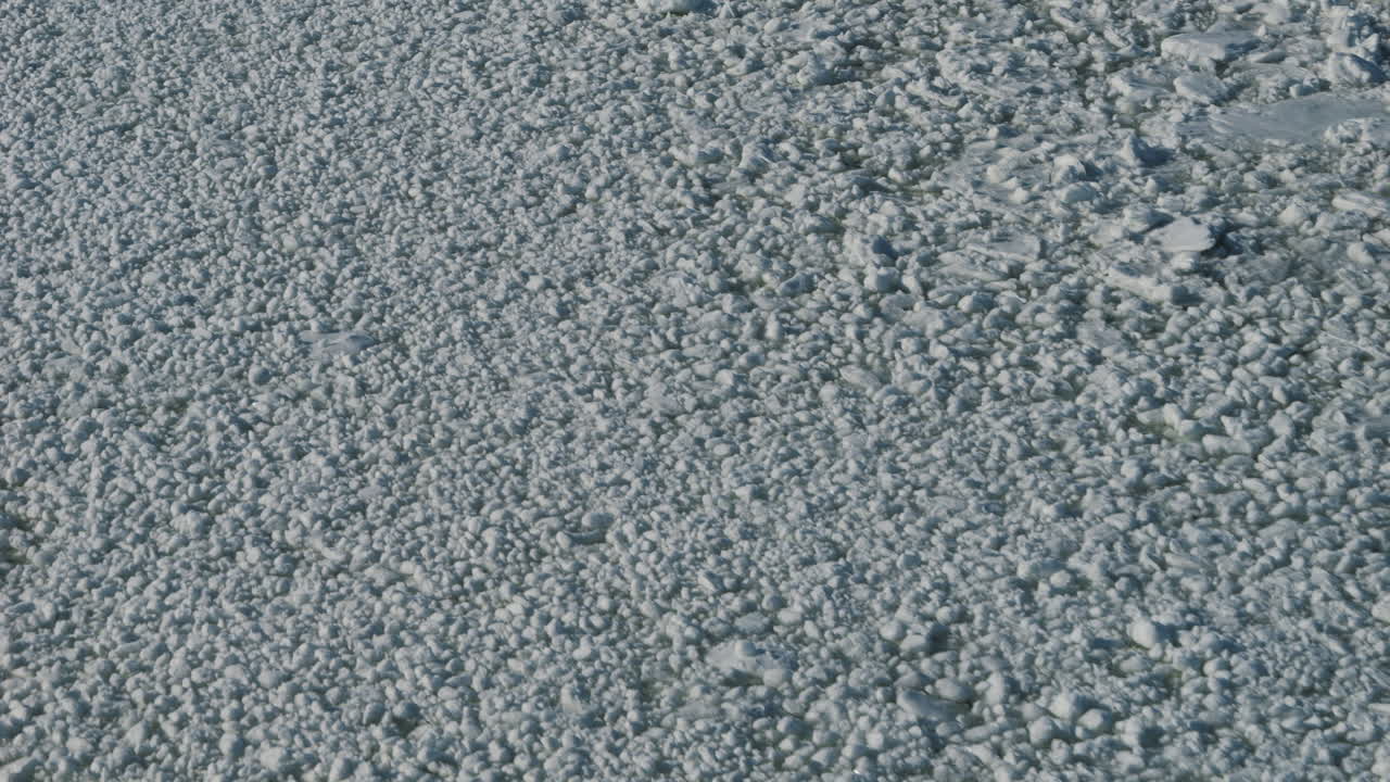 북극 기후 위기, 배에서  ⁇ 은 층의 빙판의 위아래 전망