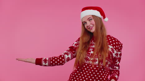 mujer lleva suéter de año nuevo rojo ciervo mostrando los pulgares hacia arriba y señalando en el espacio de publicidad en blanco